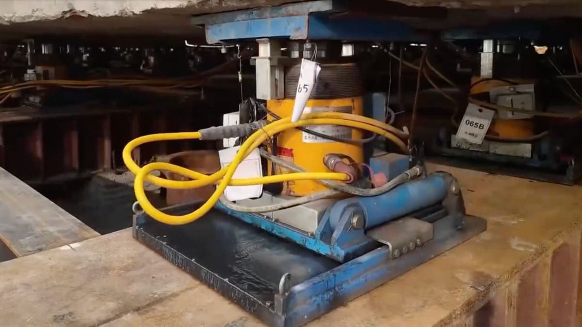 Robots that move building 4