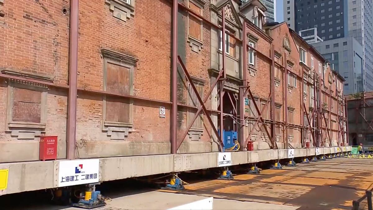Robots that move building 5