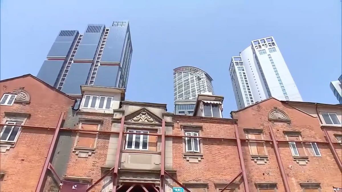 Robots move building 2